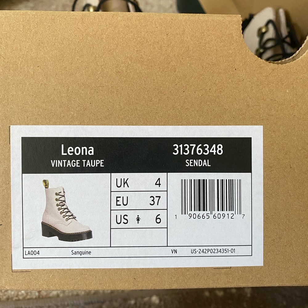 Dr. Martens Leona Women’s Leather Heeled Boots - Picture 4 of 8